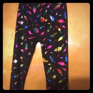 Girls leggings. Cute shiny feathers.